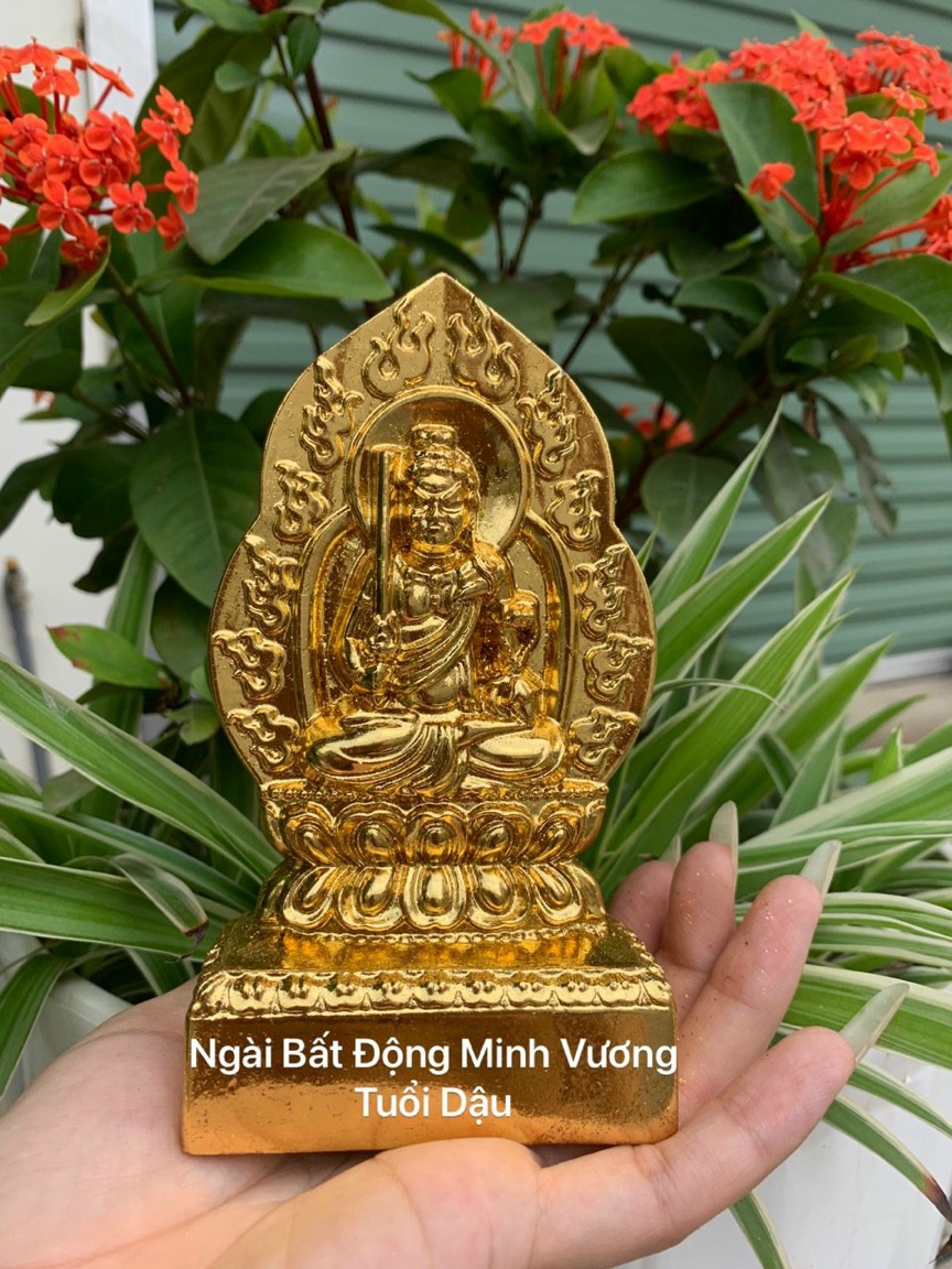 Tượng bản mệnh ngài bất động minh vương hợp tuổi  bằng gỗ bách xanh pu dát vàng cao cấp kt 14×8×4cm