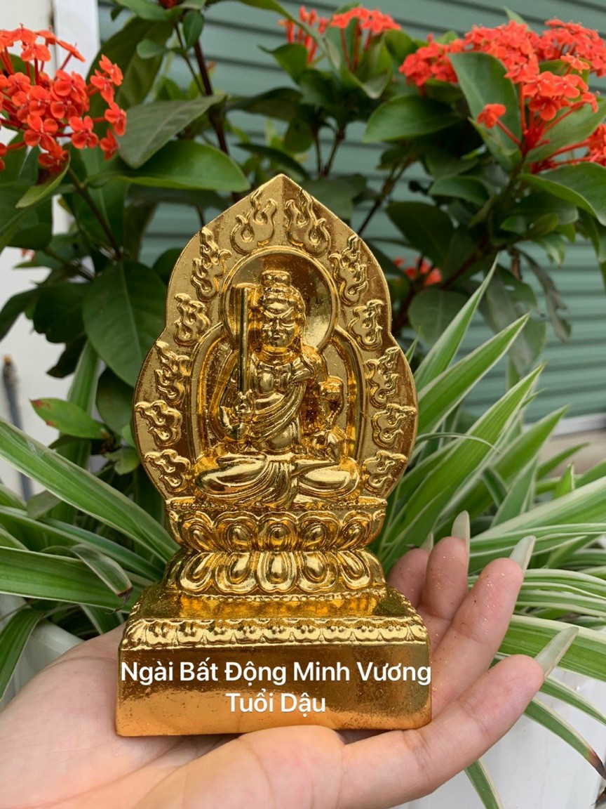 Tượng bản mệnh ngài bất động minh vương hợp tuổi (dậu) bằng gỗ bách xanh pu dát vàng cao cấp kt 14×8×4cm