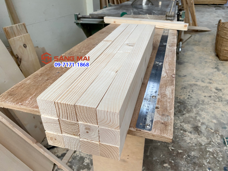 Thanh gỗ thông vuông 2,5cm x 2,5cm x dài 50cm + láng mịn 4 mặt