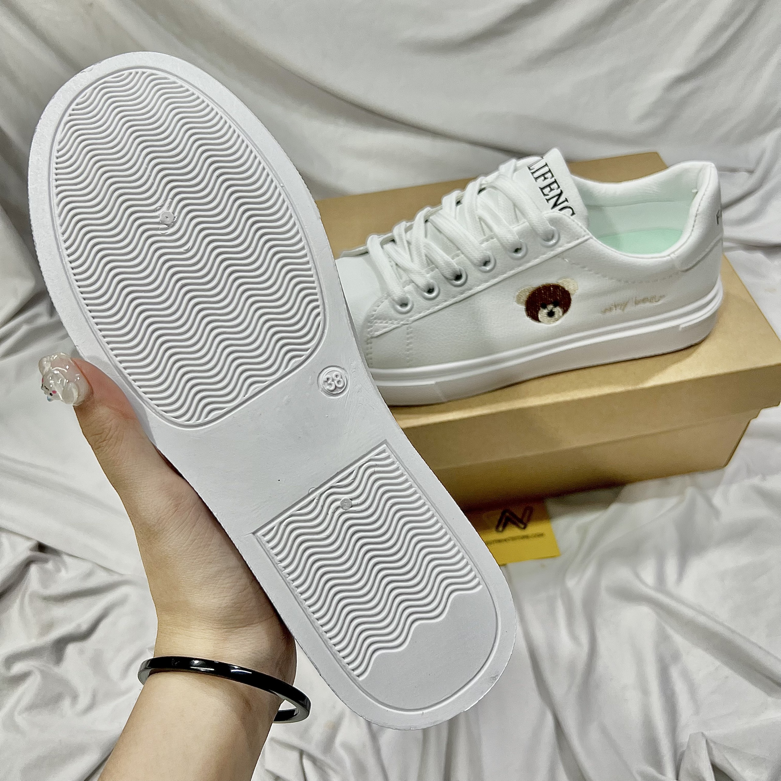 Giày Thể Thao Nữ Màu Trắng Phối Hình Gấu Duy Nhật Store Sang Bonsai Uzzang Đẹp Đế 2cm Êm Sneaker Bata Trendy Đơn Giản