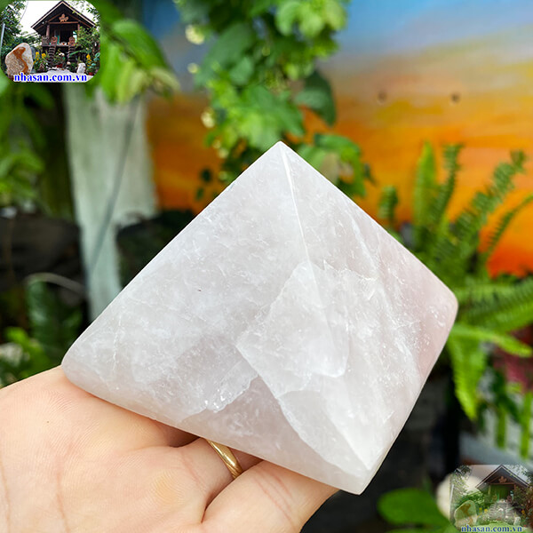 Kim tự tháp đá thạch anh NHA SAN T667 Vượng khí, tài lộc, sức khỏe - 390 gr