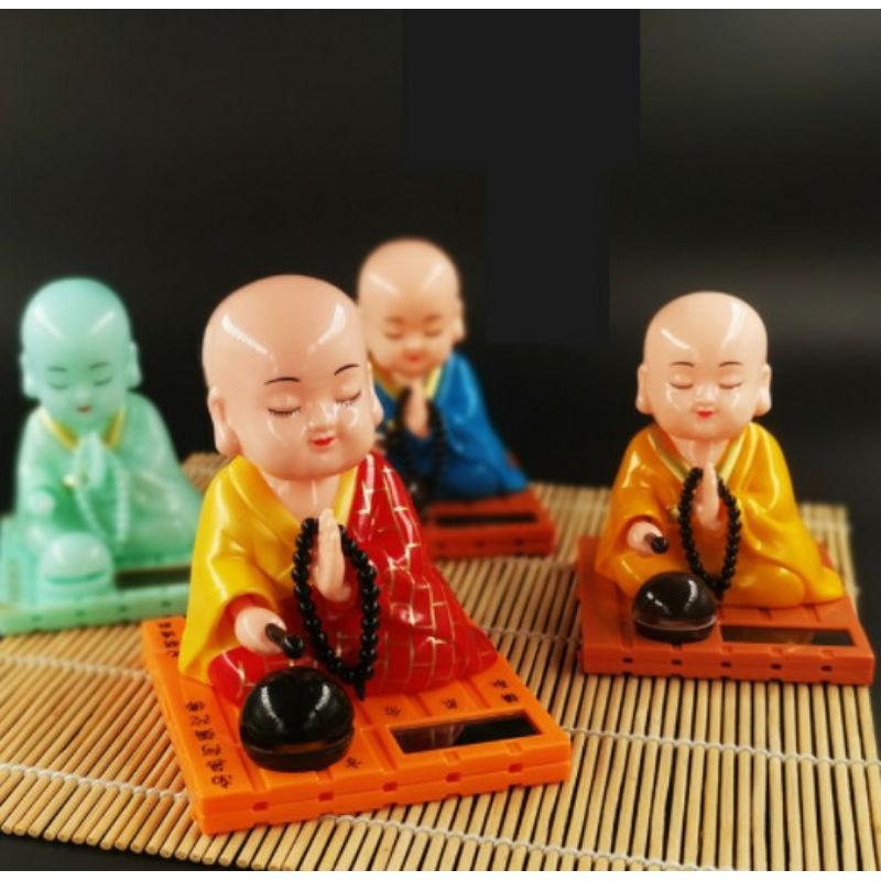 Tượng phật gõ mõ năng lượng mặt trời trang trí taplo xe hơi, phòng làm việc