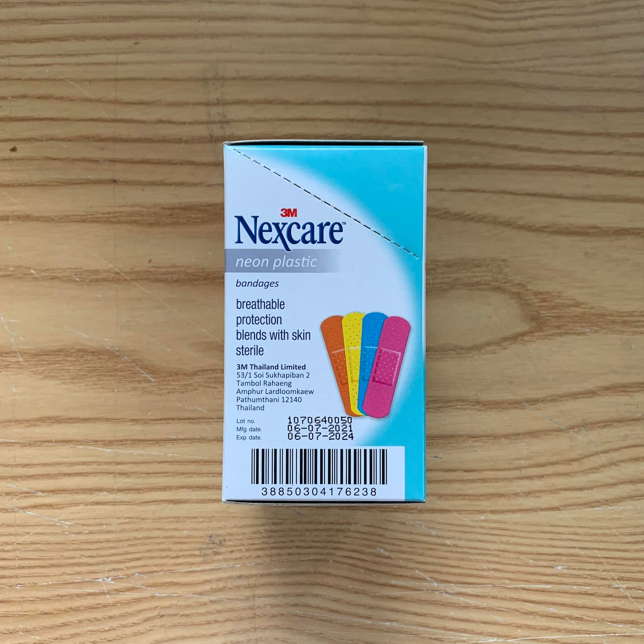 Hộp băng Keo Cá Nhân 3M Nexcare Neon, 9 Miếng/Gói, 10 Gói/Hộp, sản xuất tại Thái Lan