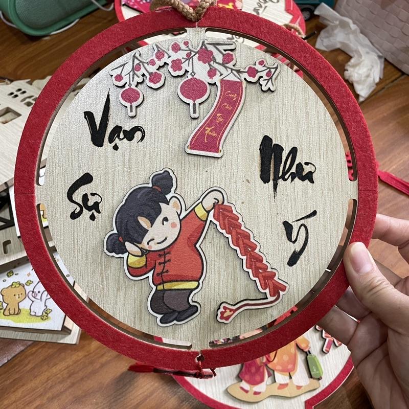 Tranh gỗ trang trí tết Vạn sự như ý em bé cầm hoa chúc mừng năm mới
