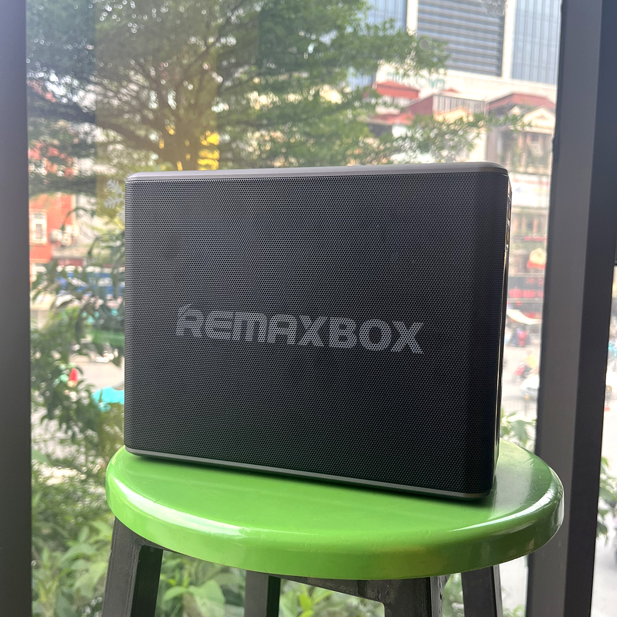 Loa Karaoke Bluetooth Remax RB-M51 Kèm 2 Micro không dây LED RGB hát Karaoke tại nhà, Âm thanh hay bass cực chuẩn - Hàng chính hãng