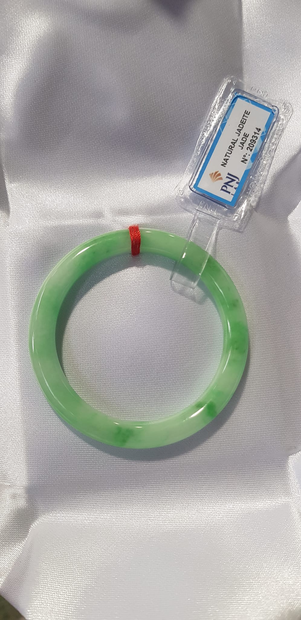Vòng tay nữ đá ngọc cẩm thạch tự nhiên Trắng Lý Sao Sao Sao 48mm x cọng 7mm bóng mượt đẹp  Vòng kiểm định kèm giấy chứng nhận Natural Jadeite Jade P No 209314  Chất ngọc nhẹ nhàng sang màu trắng xanh lý vân nhẹ sang nữ tay nhỏ 35kg - 48kg đeo