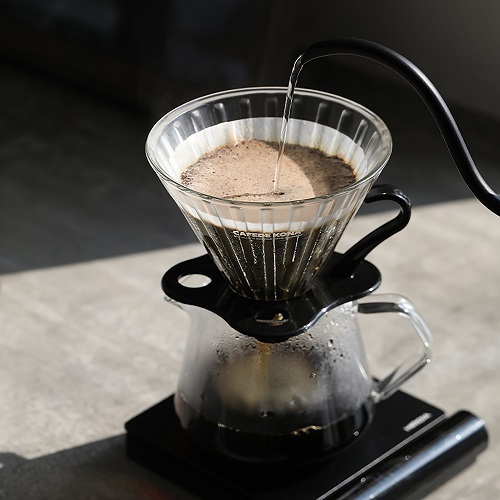 Phễu thuỷ tinh V60 rãnh thẵng đế nhựa đen Cafede Kona