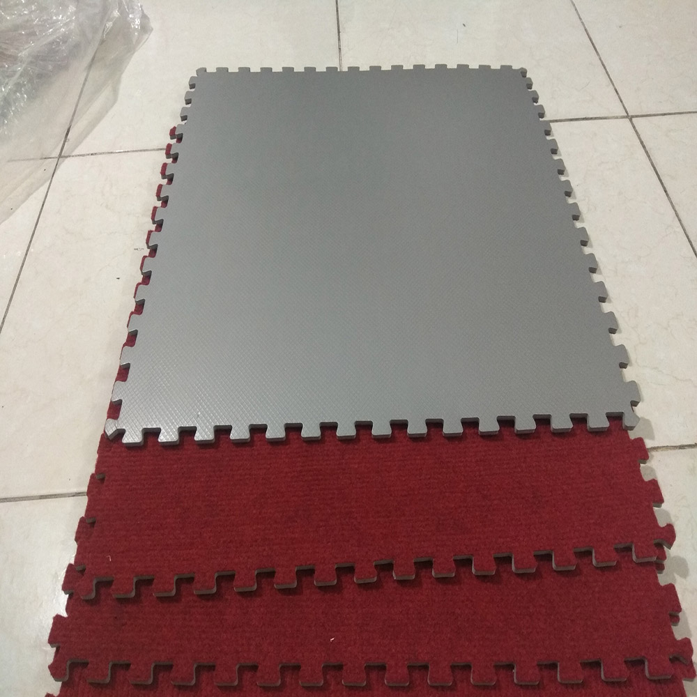 Combo 15 tấm xốp ghép, mặt thảm nỉ kích thước 1 tấm 40cm x 40cm x 0,6cm/tấm màu đỏ và xám sáng như hình