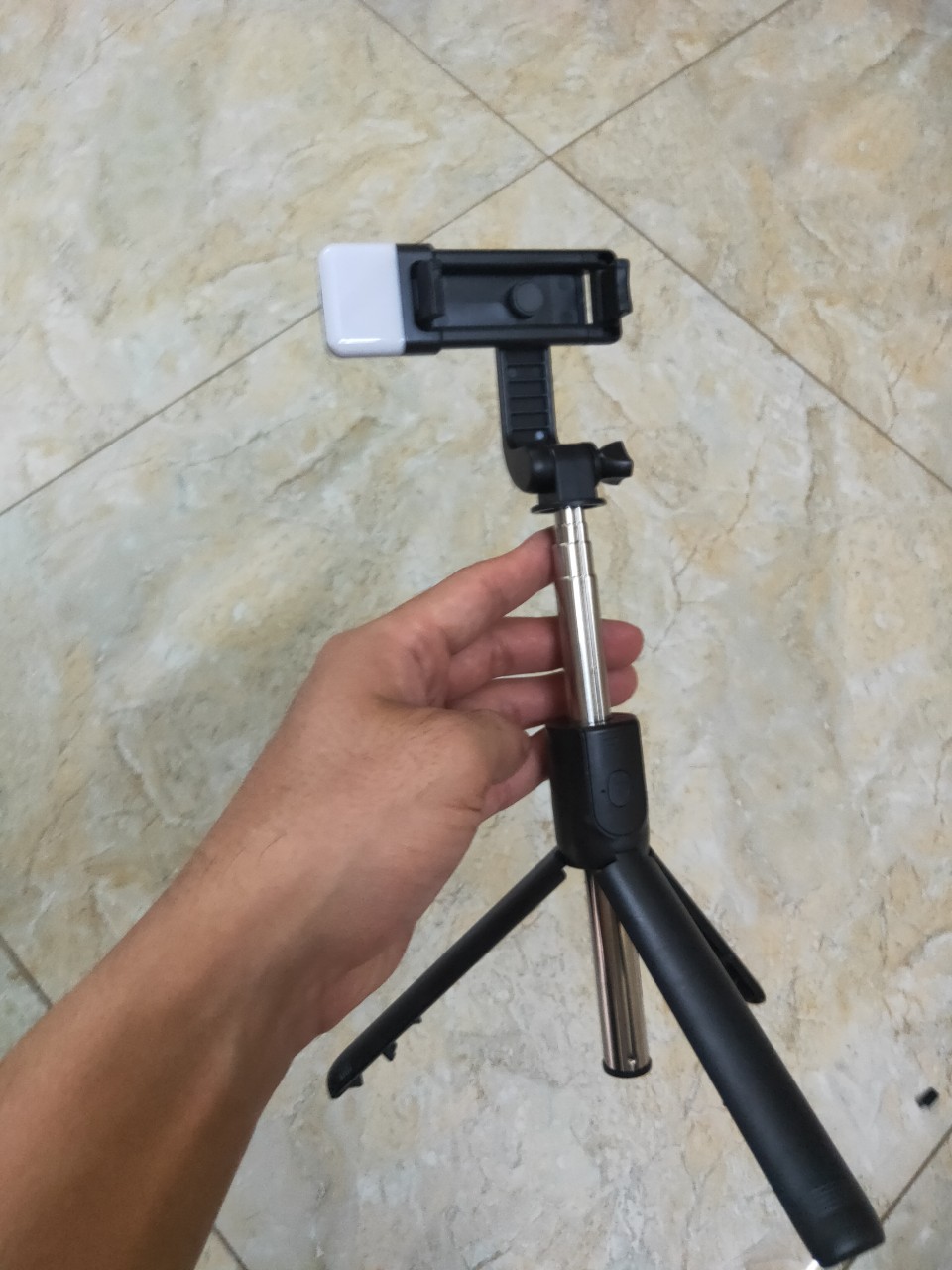 Gậy Tripod 3 Chân Selfie Stick R1S Tích Hợp Đèn Trợ Sáng Chụp Hình kèm dây sạc ( Kết Nối Bằng Bluetooth )