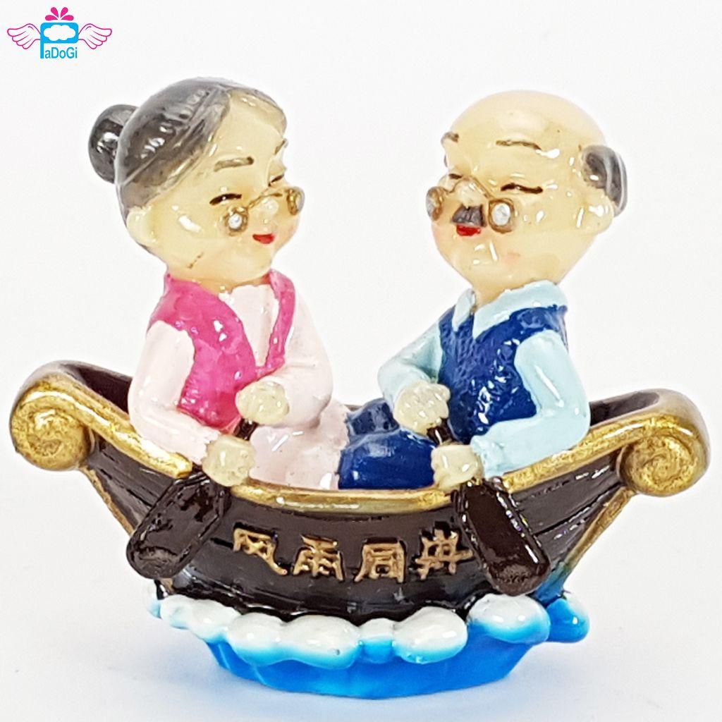 Tượng Ông Bà Chèo Thuyền