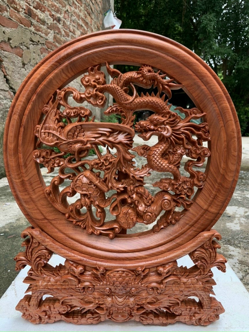 ĐĨA TRANH TRÍ PHONG THỦY TRẠM KHẮC TỨ LINH BẰNG GỖ HƯƠNG ĐÁ KT MẶT TRÒN 45×4CM