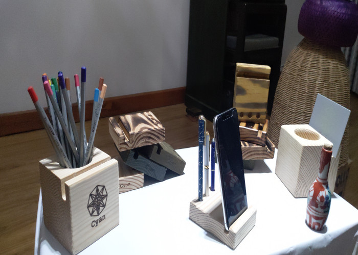 Đế điện thoại, card và bút