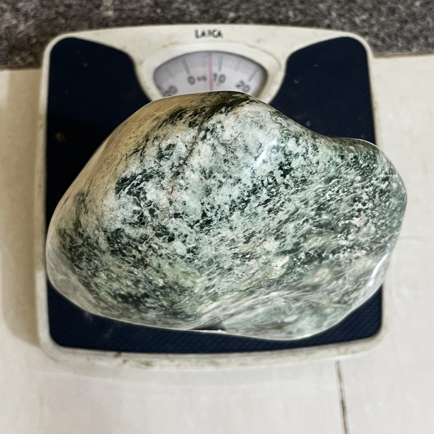 Đá phong thủy để bàn Cao 29 cm, nặng 7 kg, chân đế đá tự nhiên màu xanh cho mệnh Hỏa và MỘc
