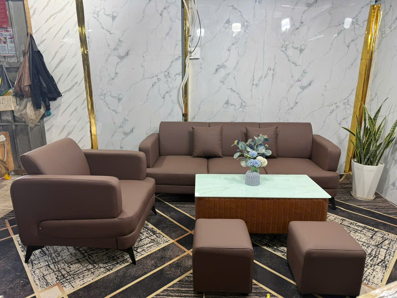 Sofa văn phòng chủ tịch Juno Sofa bao gồm 01 băng dài, 01 ghế đơn kèm bàn và 2 đôn vuông