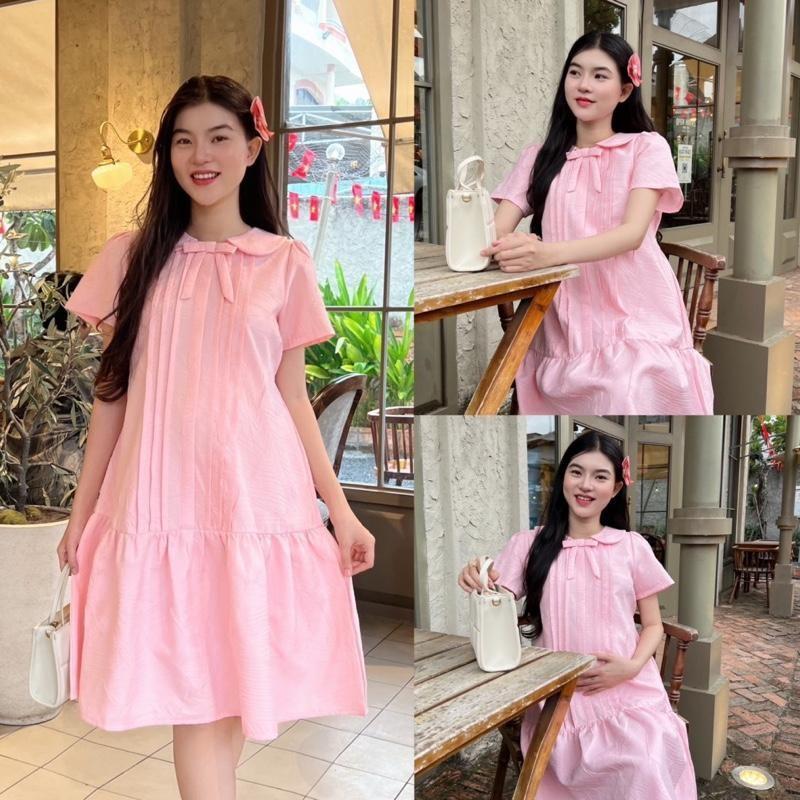 Đầm bầu tiểu thư cổ sen đính nơ vải gấm lụa gân 3D thanh lịch, sang trọng - Kem