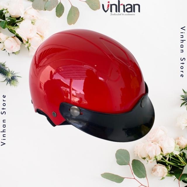 Mũ bảo hiểm trẻ em cho bé mẫu giáo mầm non rất đơn giản nhưng chắc chắn và an toàn cho bé từ 2 tuổi đến 5 tuổi, nón bảo hiểm bảo hộ cho bé rất đẹp màu đỏ Vinhan MBH07