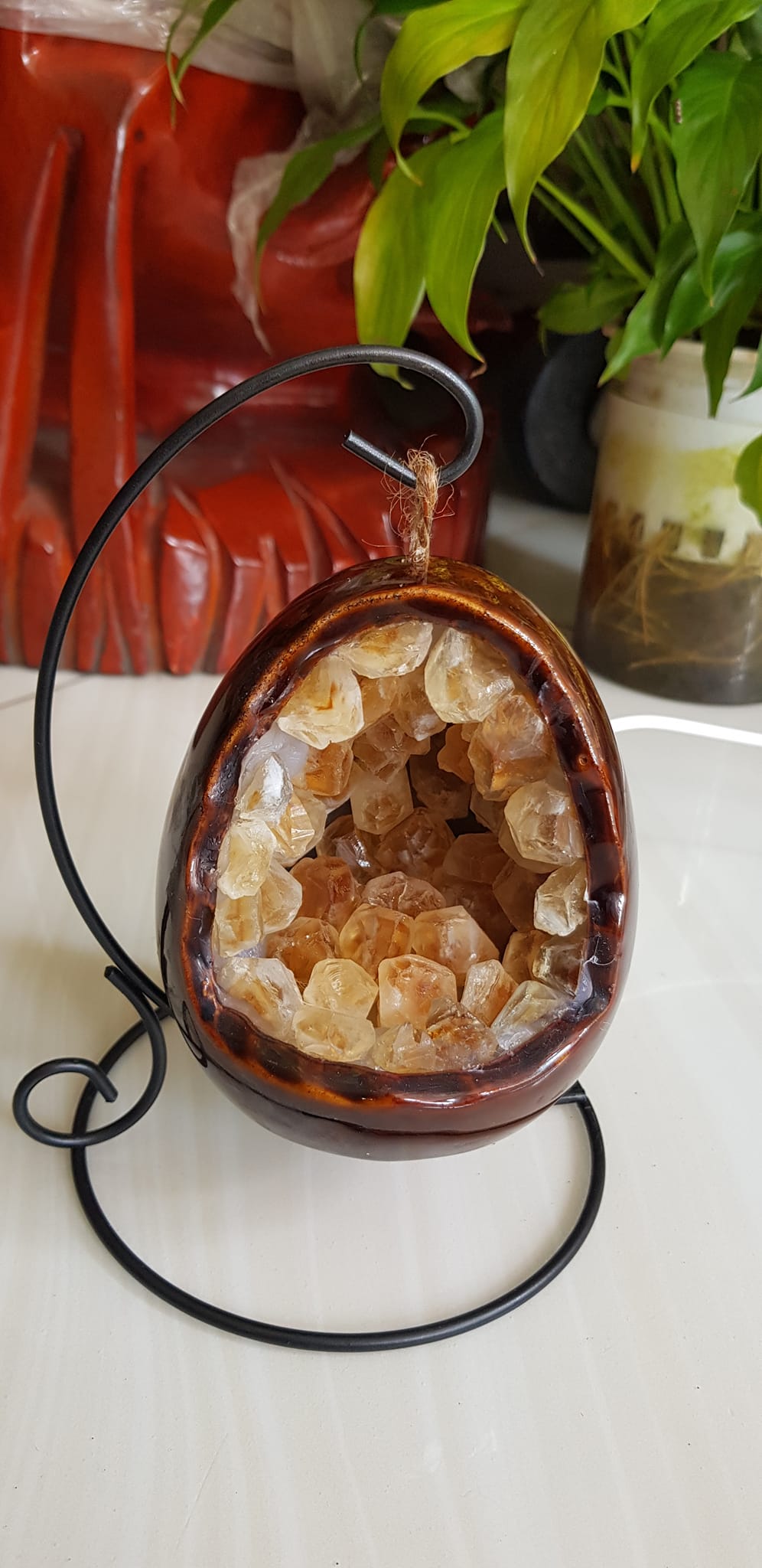 Miếng thạch anh Vàng tự nhiên hốc sâu có đế kiểu có đèn điện công dụng hút tài lộc cả chân Cao 16cm đk 12cm miếng Vàng cao 10cm đk 8cm Anh Chị để bàn trang trí nhà bàn thờ Thần Tài và treo trong phòng làm đèn ngủ may mắn màu Vàng Anh thật sự rất tốt đẹp ạ