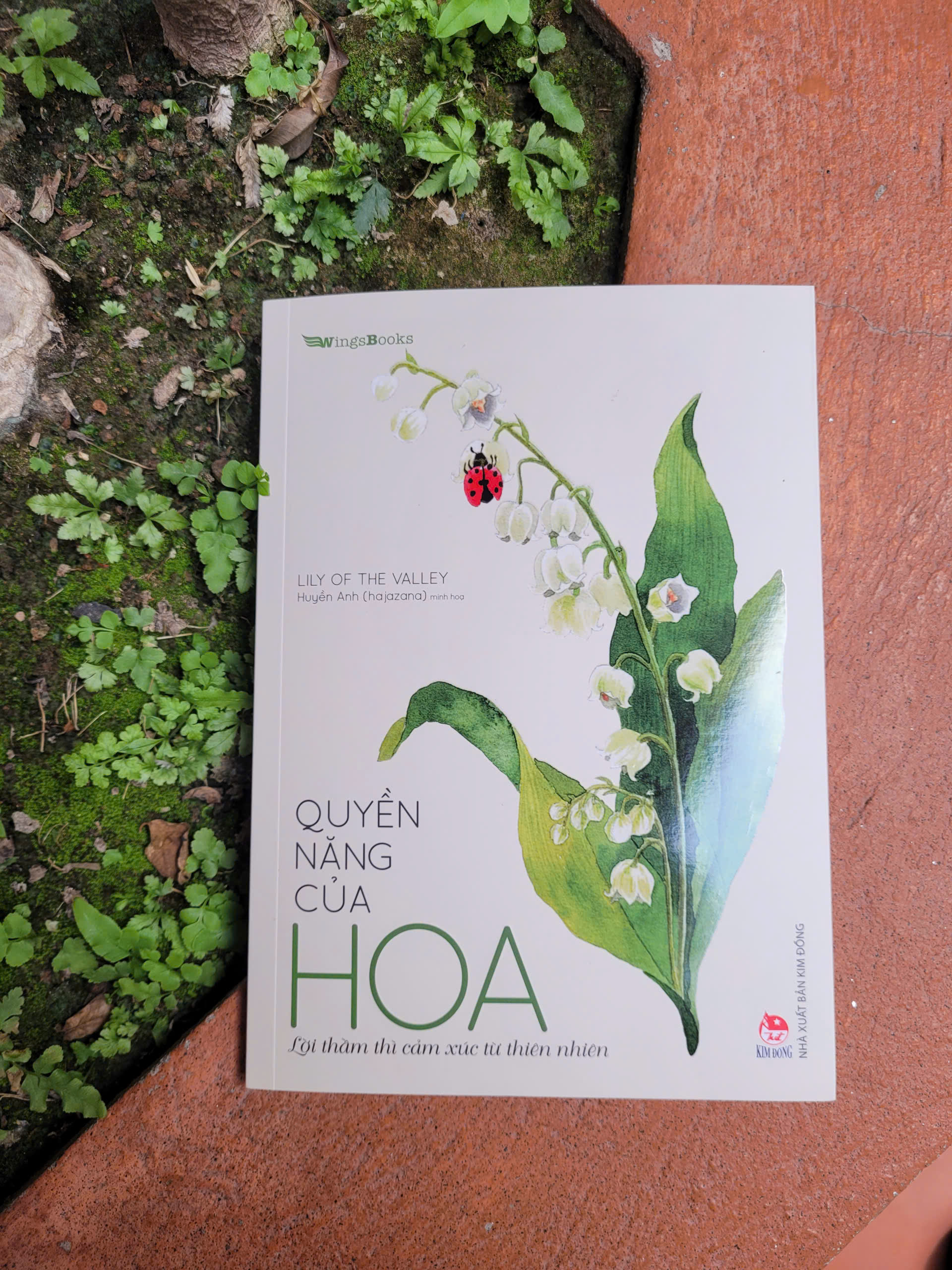 (Tặng Set 5 Postcard Kèm Phong Bì) QUYỀN NĂNG CỦA HOA - Lời thầm thì cảm xúc từ thiên nhiên - Lily Of The Valley - Huyền Anh (hajazana) minh họa - WING BOOKS - NXB Kim Đồng