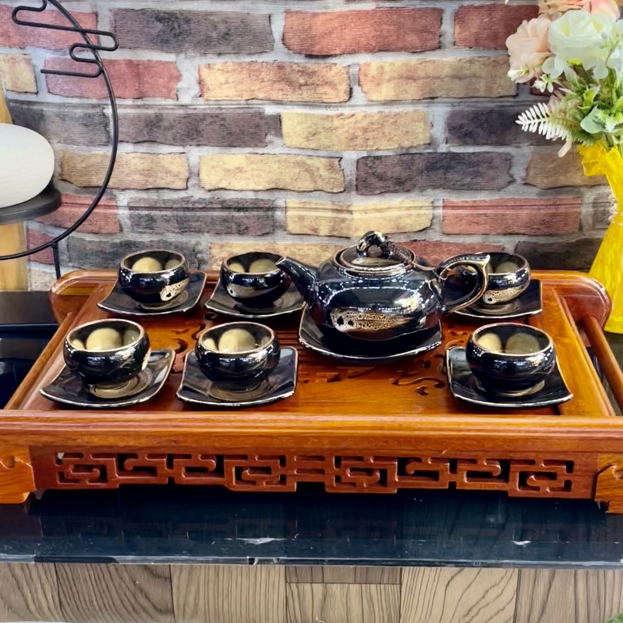 Bộ ấm chén Bát Tràng cao cấp “hoa trong lòng gốm” men đen viền vàng 24k