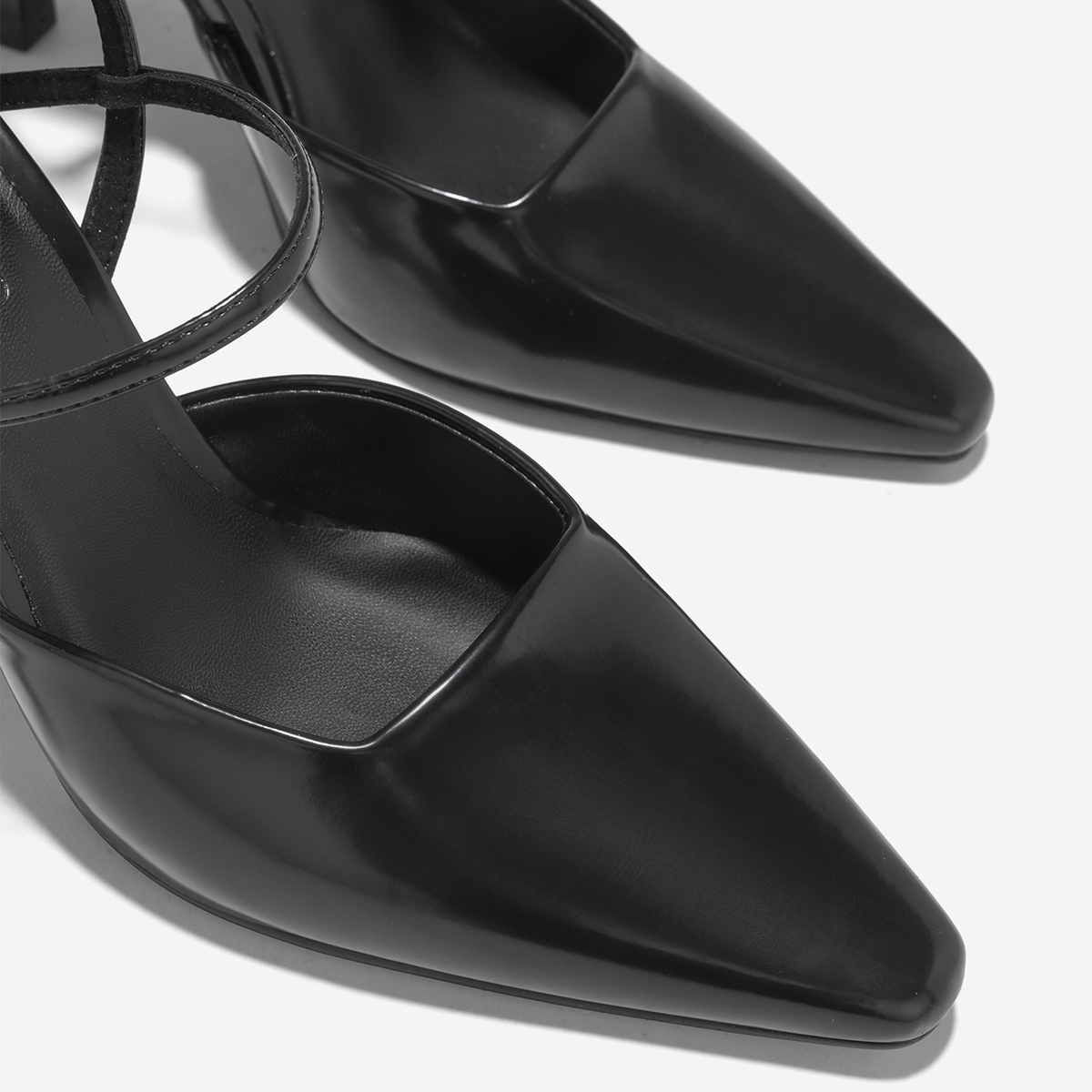 Vascara Giày Bít Mũi Nhọn Nhấn Quai Ankle Strap - BMN 0664