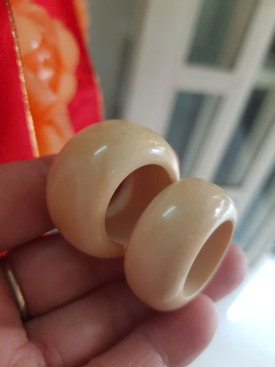 Nhẫn Nam Giả Ngà hay Xương Mỹ Nghệ màu trắng Ni 19mm Cao 15mm Dầy 6mm Dành Cho Các Anh Nam đeo nhẫn ngón tay cái hay bất kỳ ngón tay nào ni lọt vừa tay là 19mm rẻ vẫn đẹp như thường ạ