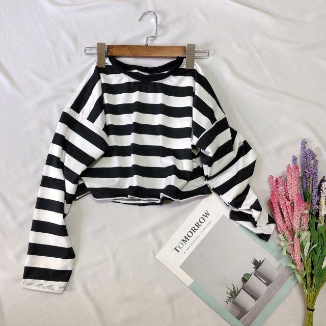 Áo croptop tay dài sọc trắng đen phong cách