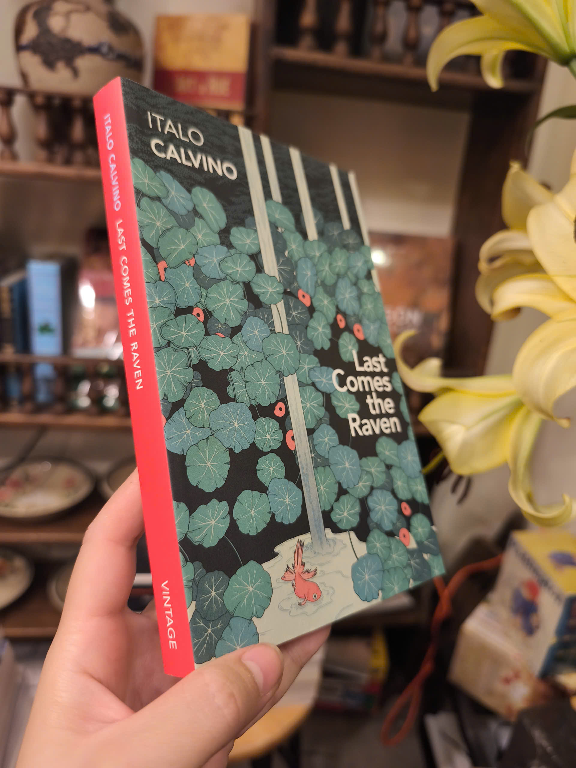 Sách - Last Comes the Raven by Italo Calvino | Short Stories / Truyện ngắn Ngoại văn Nhập khẩu