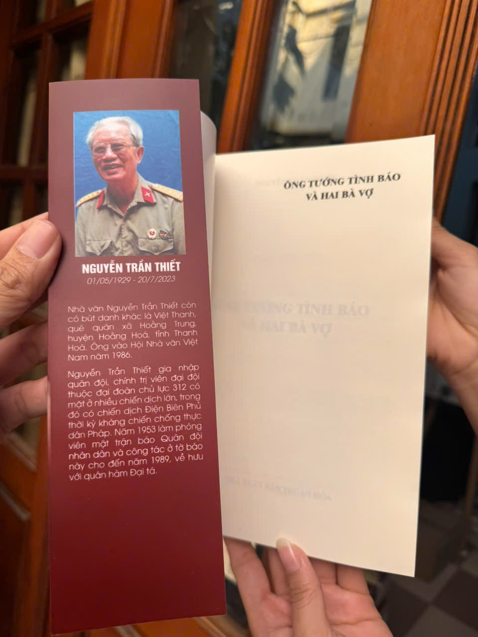 ÔNG TƯỚNG TÌNH BÁO VÀ HAI BÀ VỢ - Thiếu tướng Anh hùng LLVTND Đặng Trần Đức - Nguyễn Trần Thiết – Sách Miền Trung