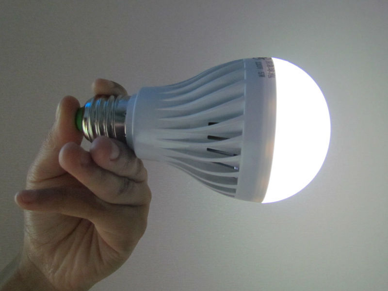 Bóng đèn Led cảm ứng tích điện 7W (tặng kèm chui sạc)