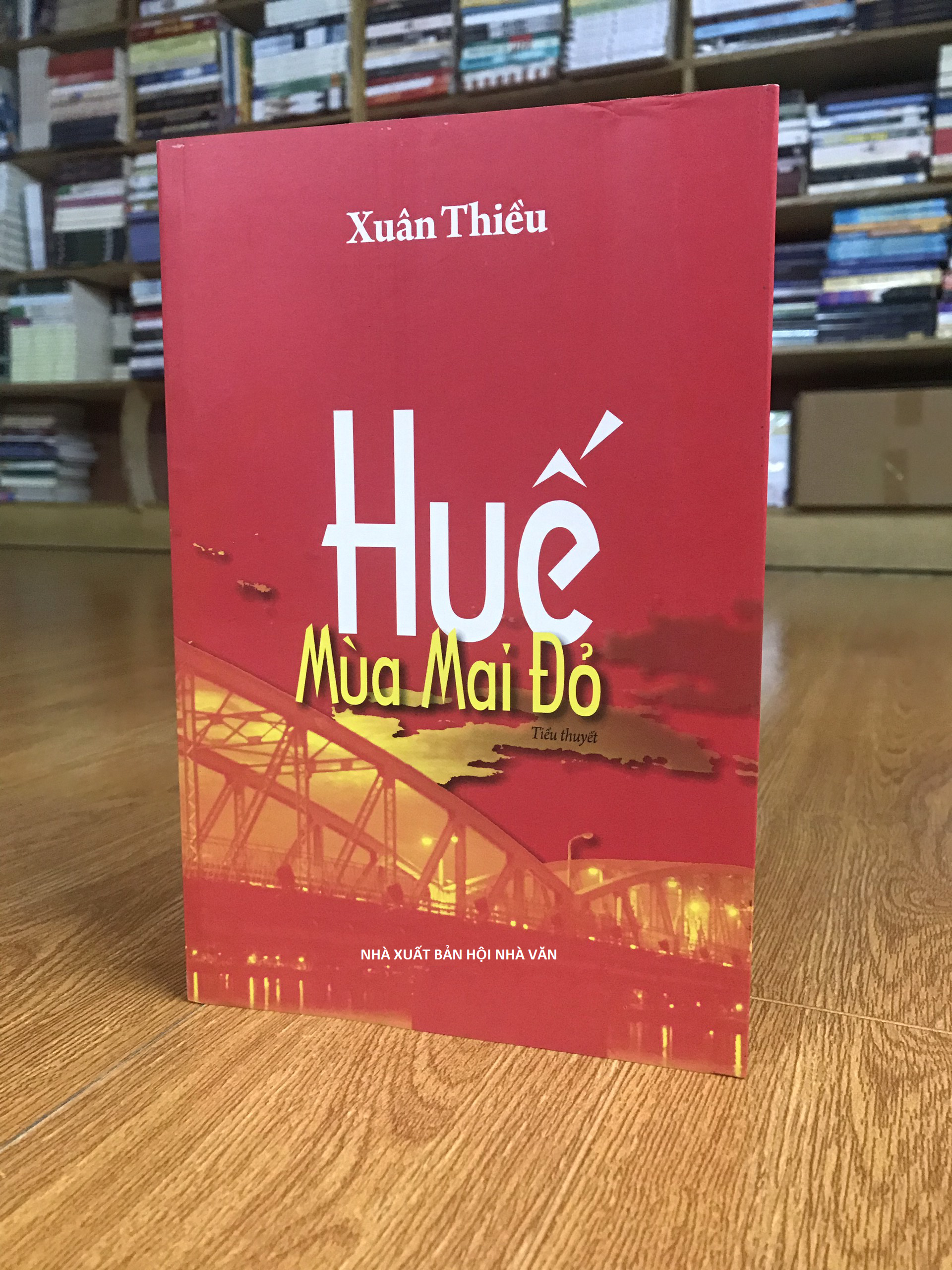 Combo tiểu thuyết về Chiến tranh giai đoạn 1954-1975: Huế Mùa Mai Đỏ + Nước Mắt Mùa Thu (tặng kèm bookmark)