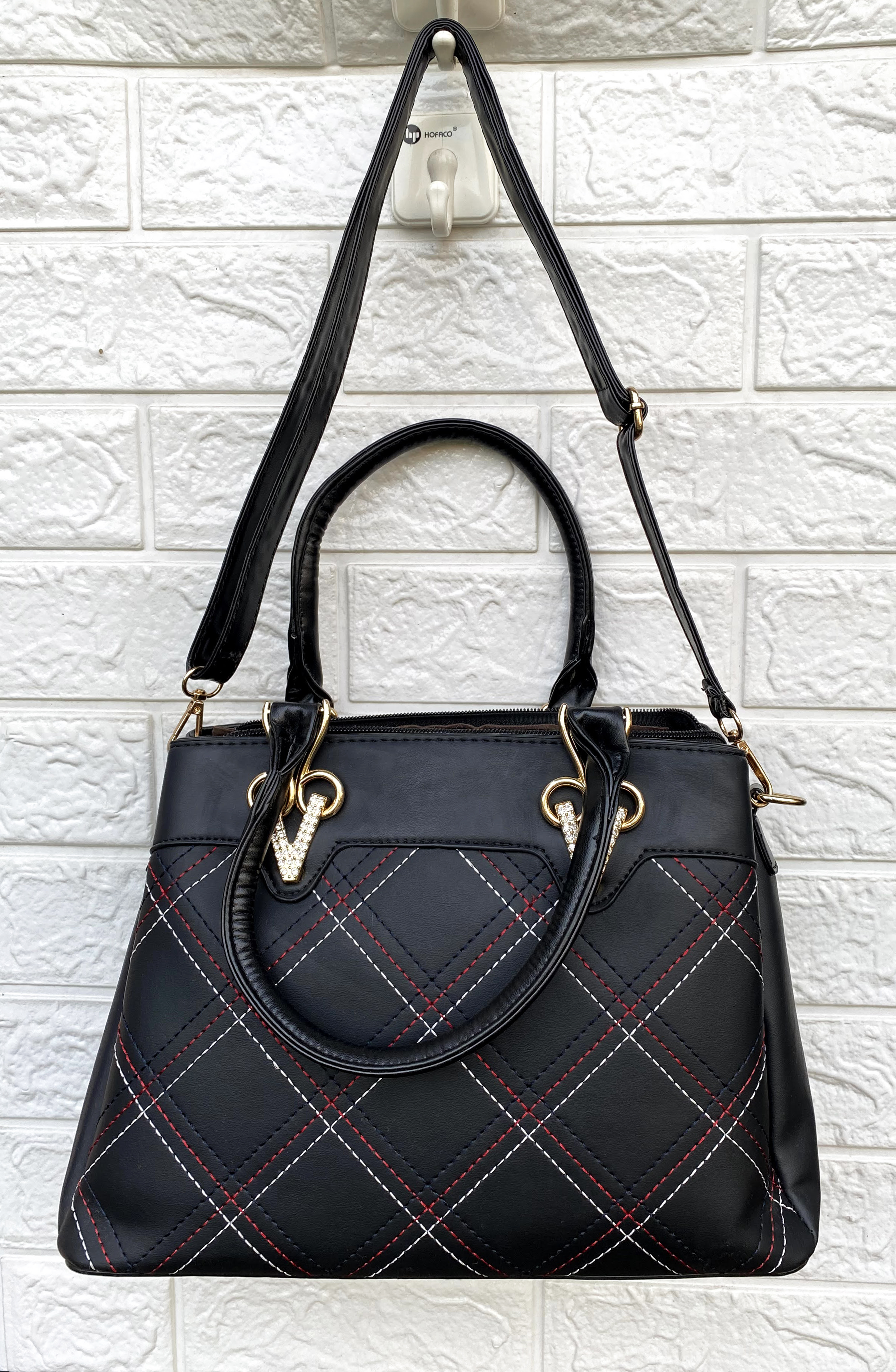 Túi da nữ thời trang may caro chéo hai quai xách gắn đê kim loại chữ V đính đá