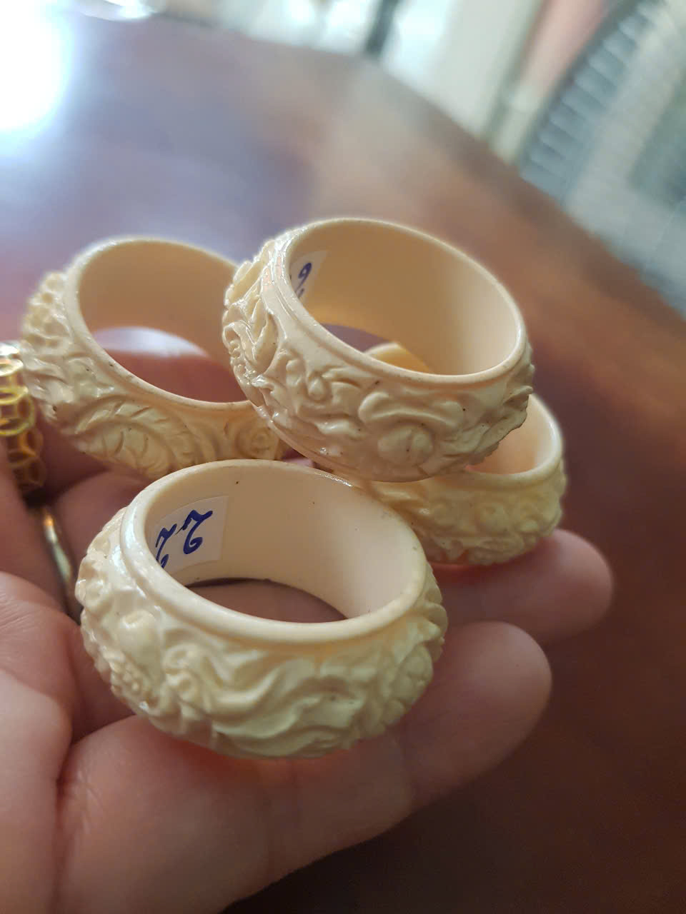 Nhẫn Nam Giả Ngà hay Xương Mỹ Nghệ Chạm Rồng Nổi Lượn Bản tròn Ni 22mm Cao 13mm Dầy 5mm màu trắng Dành Cho Các Anh Nam đeo nhẫn ngón tay cái hay bất kỳ ngón tay nào ni lọt vừa tay là 22mm rẻ vẫn đẹp như thường ạ