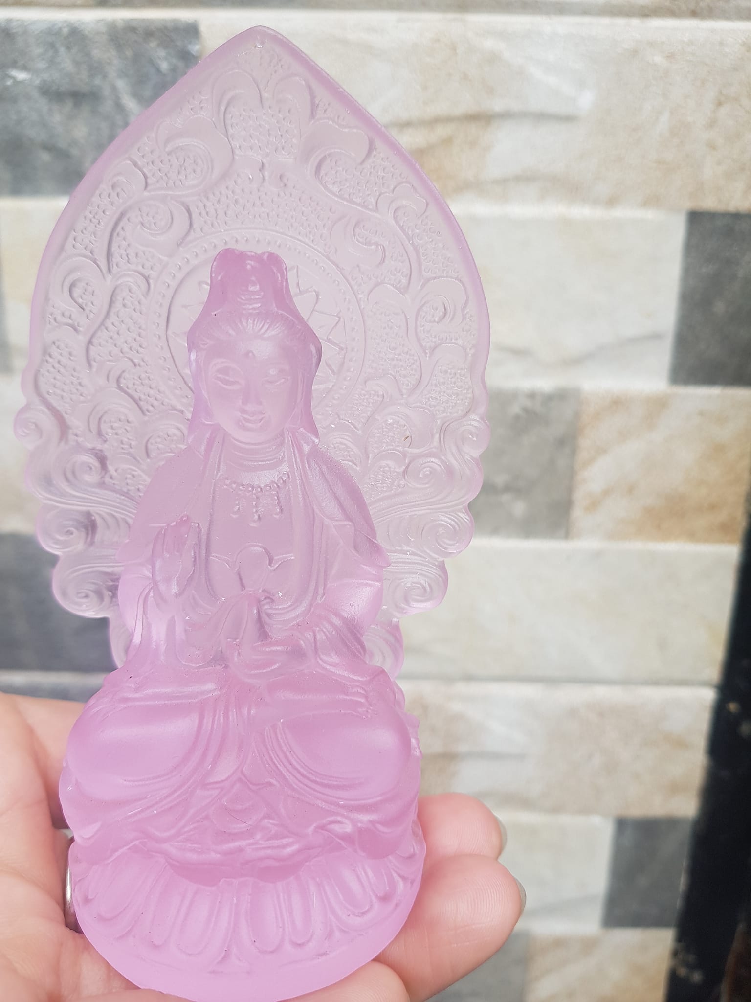 TƯỢNG PHẬT BÀ QUAN ÂM MỚI ĐÁ LƯU LY HỒNG HỒNG ĐỂ TRONG XE HƠI hoặc BÀN cao 12cm x đk 7cm x đế 5cm Hợp Anh Chị Mệnh HỎA mệnh THỔ ạ