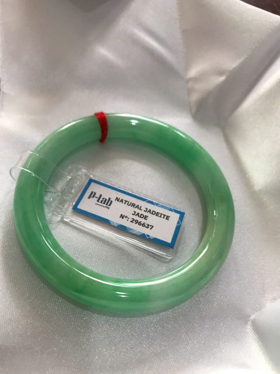 Chiếc Vòng Tay Đá Ngọc Cẩm Thạch Tự Nhiên Vip Lý Đẹp Ni 53mm x chột 8,2mm kiểm định kèm giấy chứng nhận P Lab Ni 296637 Màu Xanh Lý Tươi trắng xanh nhẹ bóng mượt sịn sang nữ 52kg - 60kg đeo ạ