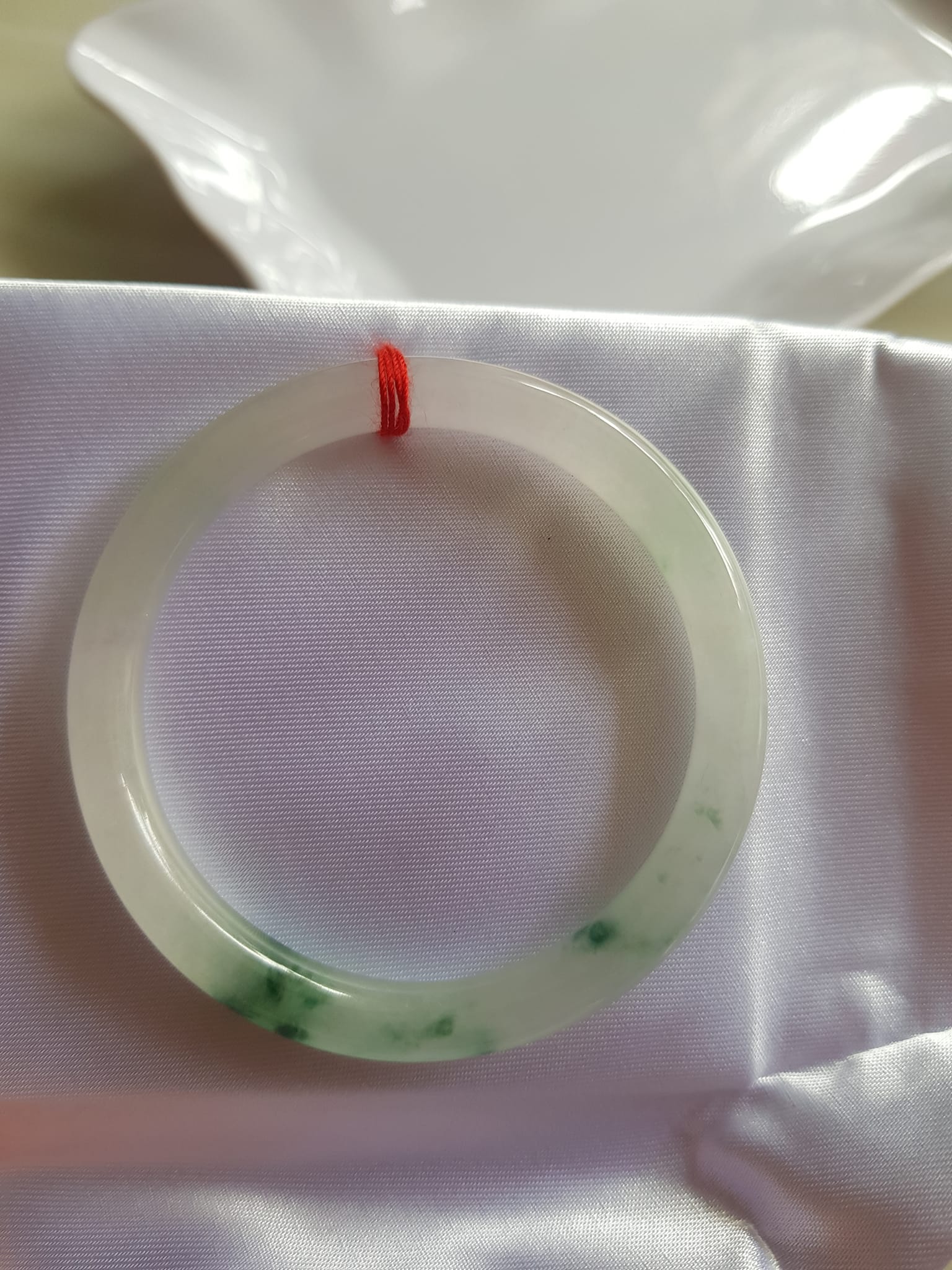 Vòng đeo tay Nữ đá cẩm thạch tự nhiên Tím Lý 50mm x cọng nhỏ 6,2 mm màu trắng bóng 1 bên xanh lý đậm ánh tím nhẹ thiệt đẹp Màu trắng bóng 1 bên xanh lý đậm ánh tím nhẹ thiệt đẹp Nữ cân Nặng 50kg-55kg đeo đẹp ạ