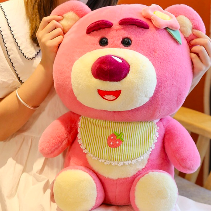 Thú nhồi bông gấu dâu đeo yếm - Size 22cm - Gấu lotso cài hoa dễ thương.