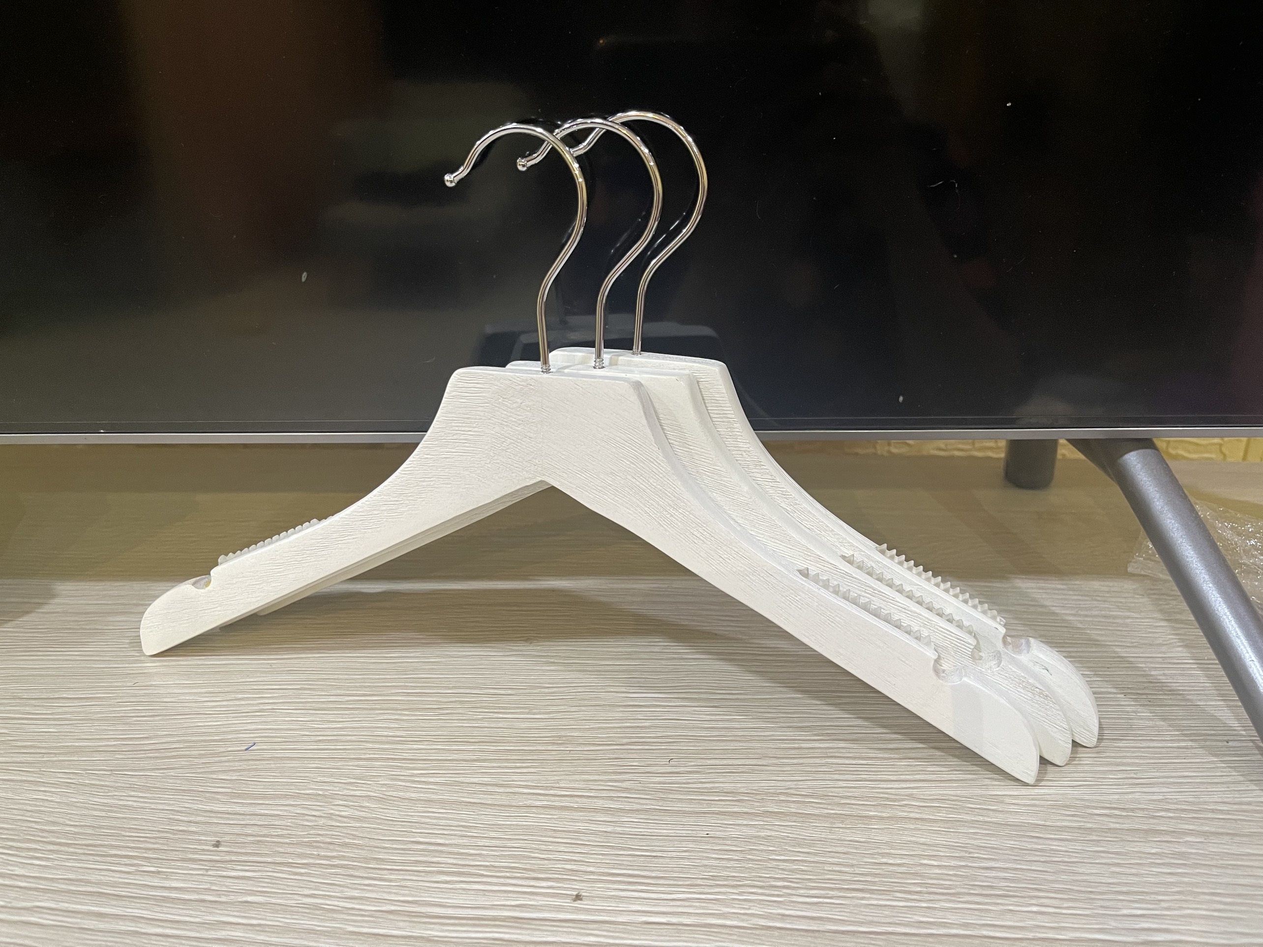 Móc gỗ treo quần áo trẻ em , gỗ trắng sơn xước vai đệm 32cm