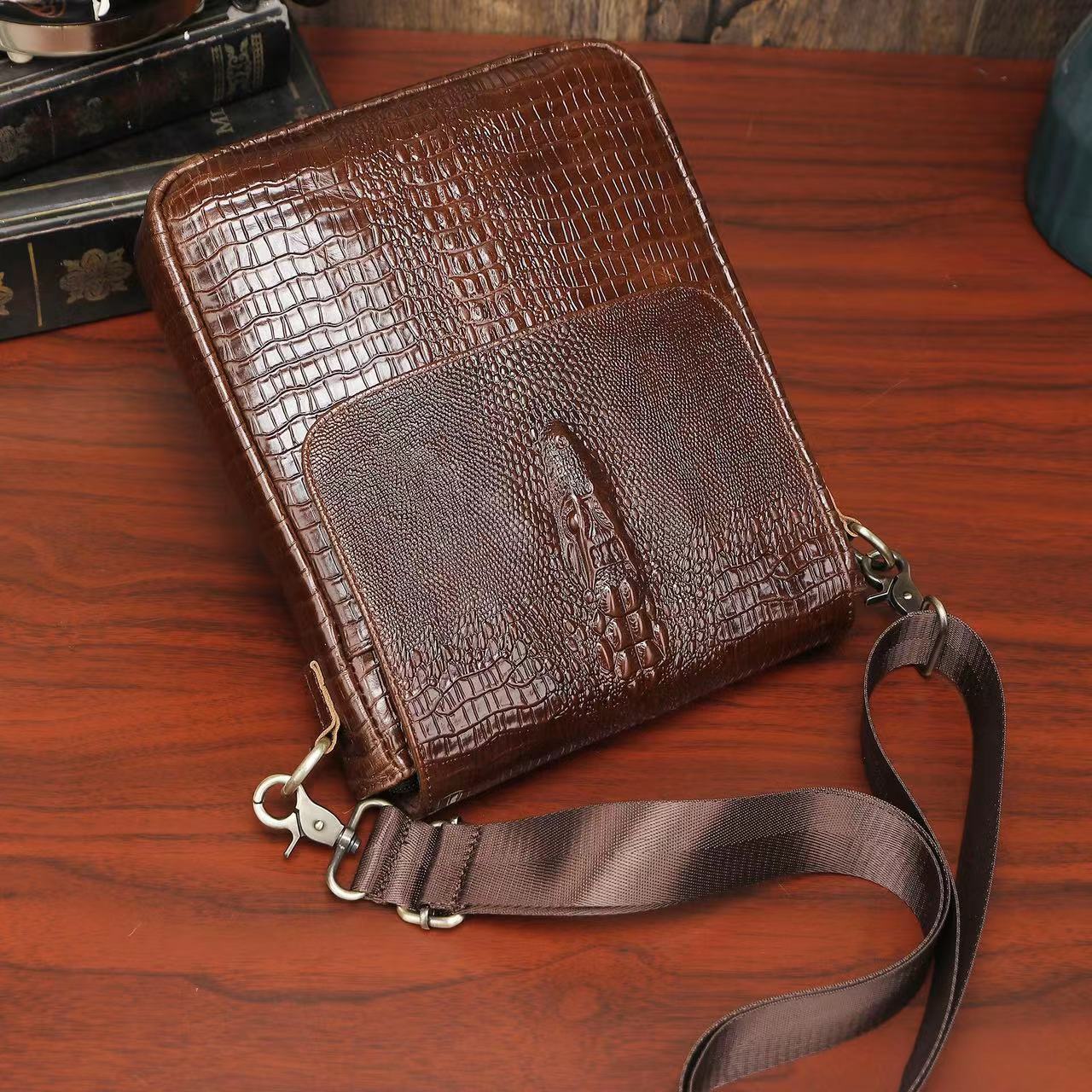 Túi đeo chéo nam DA BÒ THẬT phong cách mới - BEE GEE DCN9369