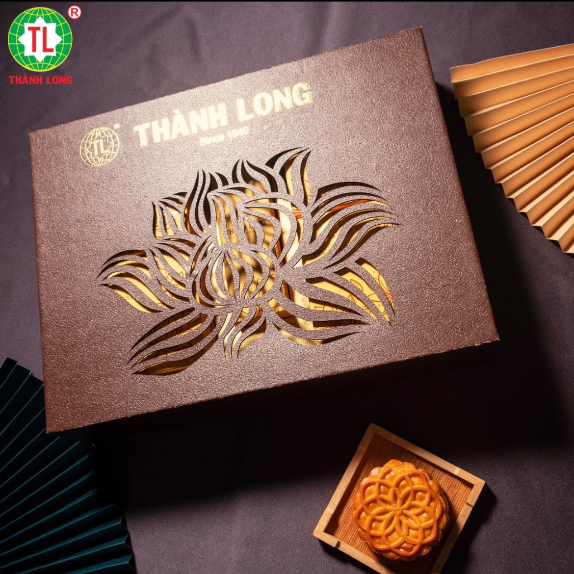 Bộ hộp Bánh trung thu 4 bánh 2 trứng 220g - Hoàng Gia - Thành Long 880g - tặng 1 hộp trà - VIỆT NAM