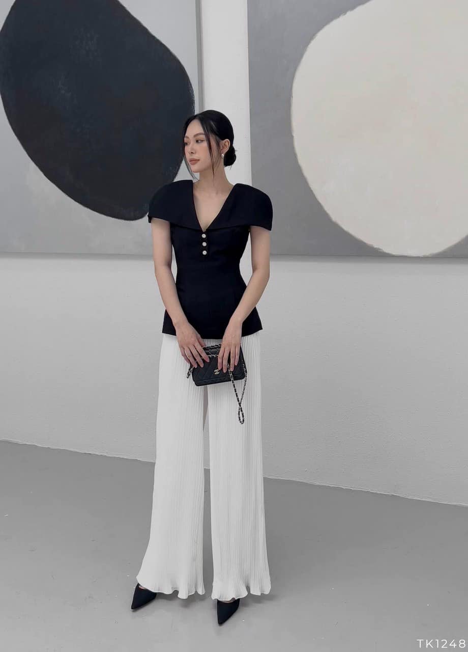 Áo peplum cổ V 3 nút kiểu tay bồng có 2 màu trắng, đen