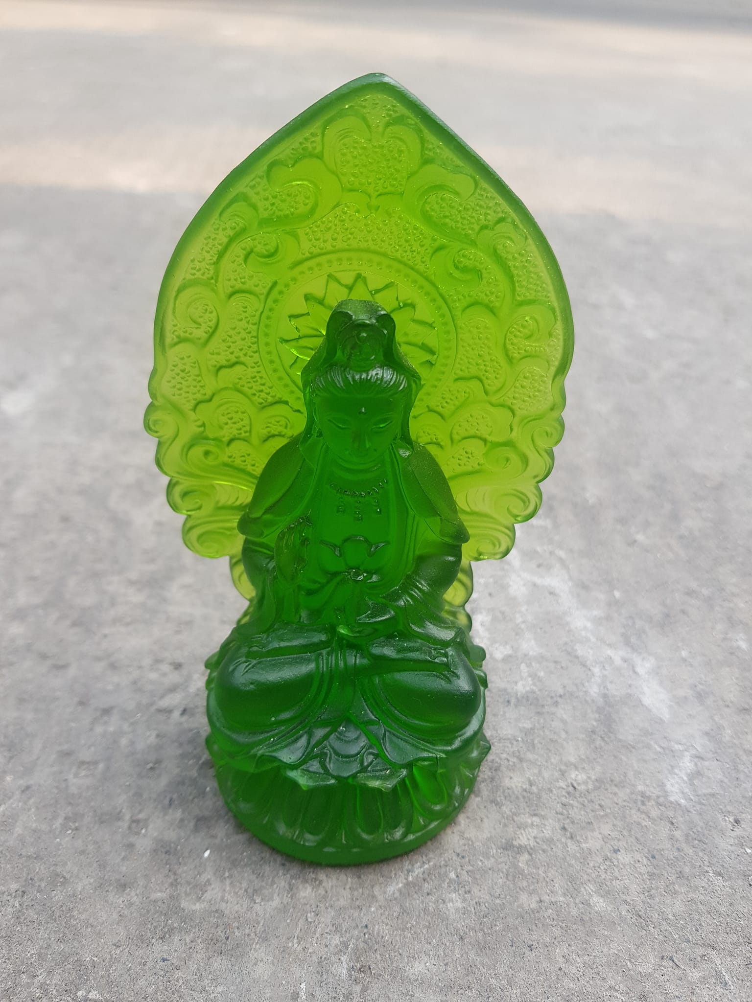 TƯỢNG PHẬT BÀ QUAN ÂM MỚI ĐÁ LƯU LY XANH LÁ TƯƠI ĐẸP ĐỂ TRONG XE HƠI hoặc BÀN cao 12cm x đk 7cm x đế 5cm CHUẨN HỢP ANH CHỊ Mệnh HỎA Mệnh MỘC Ạ
