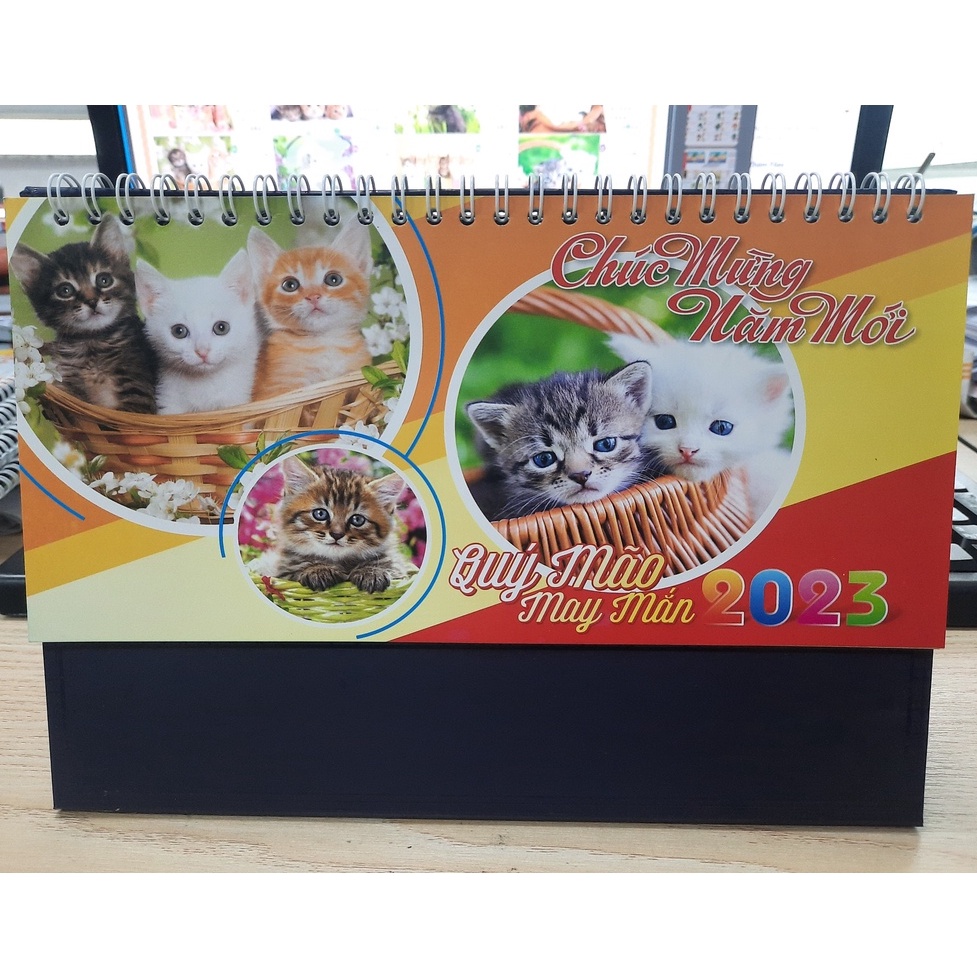 Lịch bàn lò xo 13 tờ quý mão may mắn - có kèm túi giấy