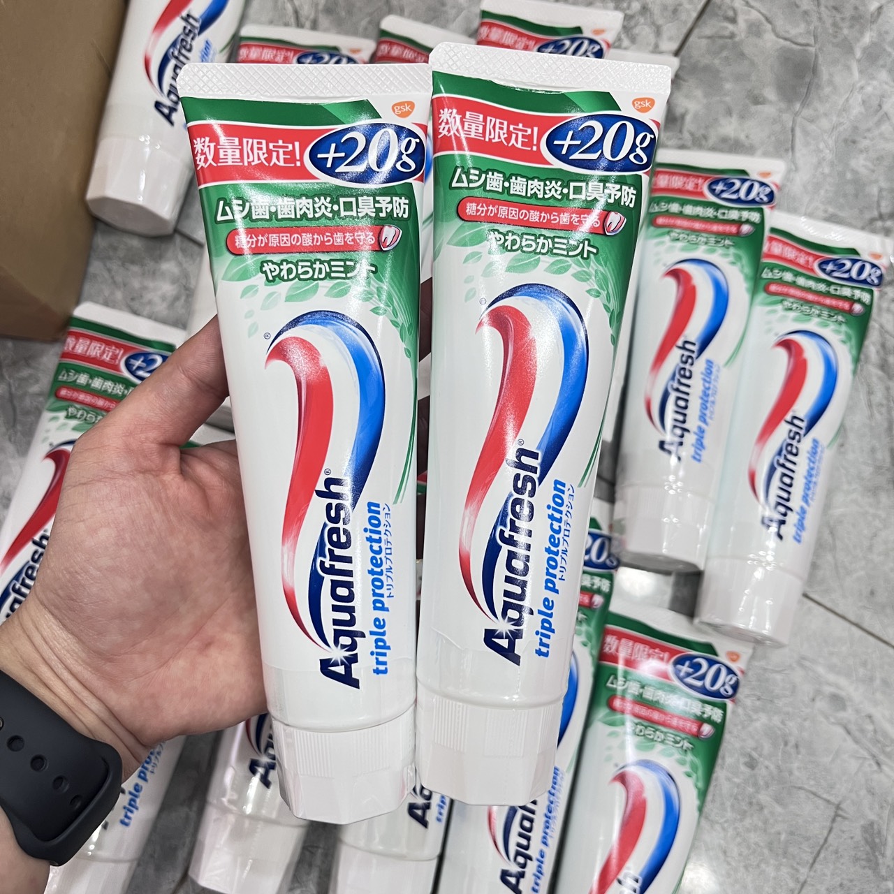 Kem đánh răng Aquafresh 140g Nhật Bản ngăn ngừa sâu răng hơi thở thơm mát