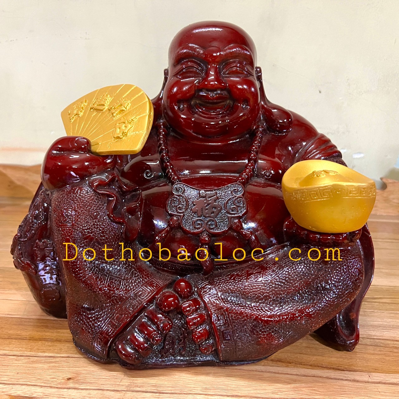 Tượng Di Lặc bột đá màu gỗ tay cầm quạt và thỏi vàng cao 27cm
