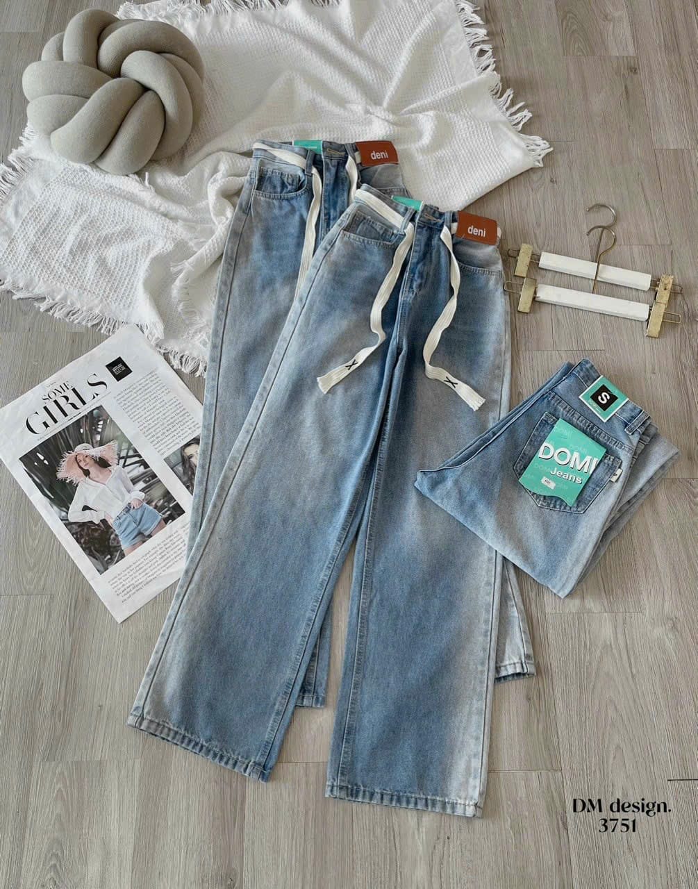 Quần baggy jean nữ ống suông loang màu đắp mác da phối dây cá tính