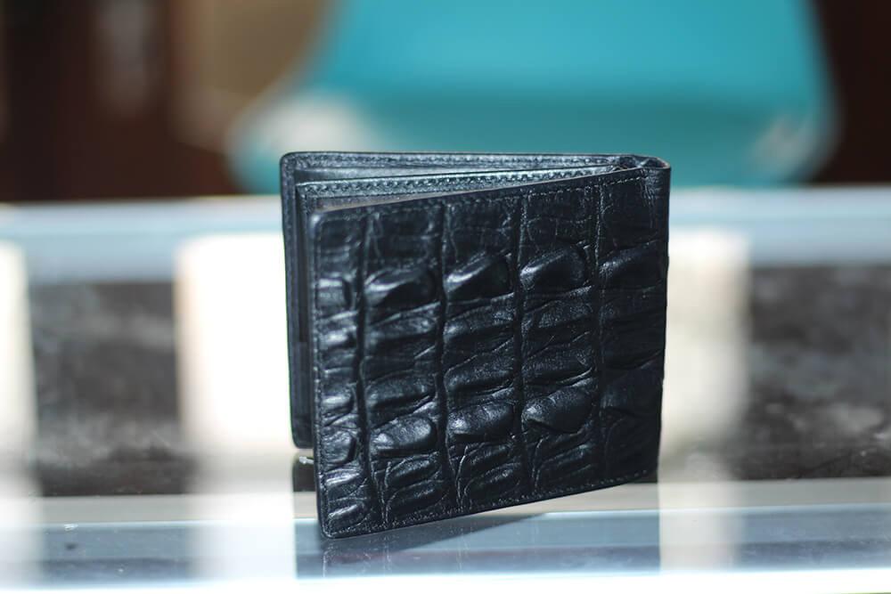 Ví Nam Da Bò Dập Vân Cá Sấu T076 - Đen