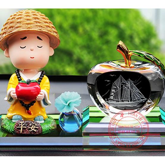 Tượng tiểu hòa thượng, cầu pha lê và nước hoa trang trí ô tô