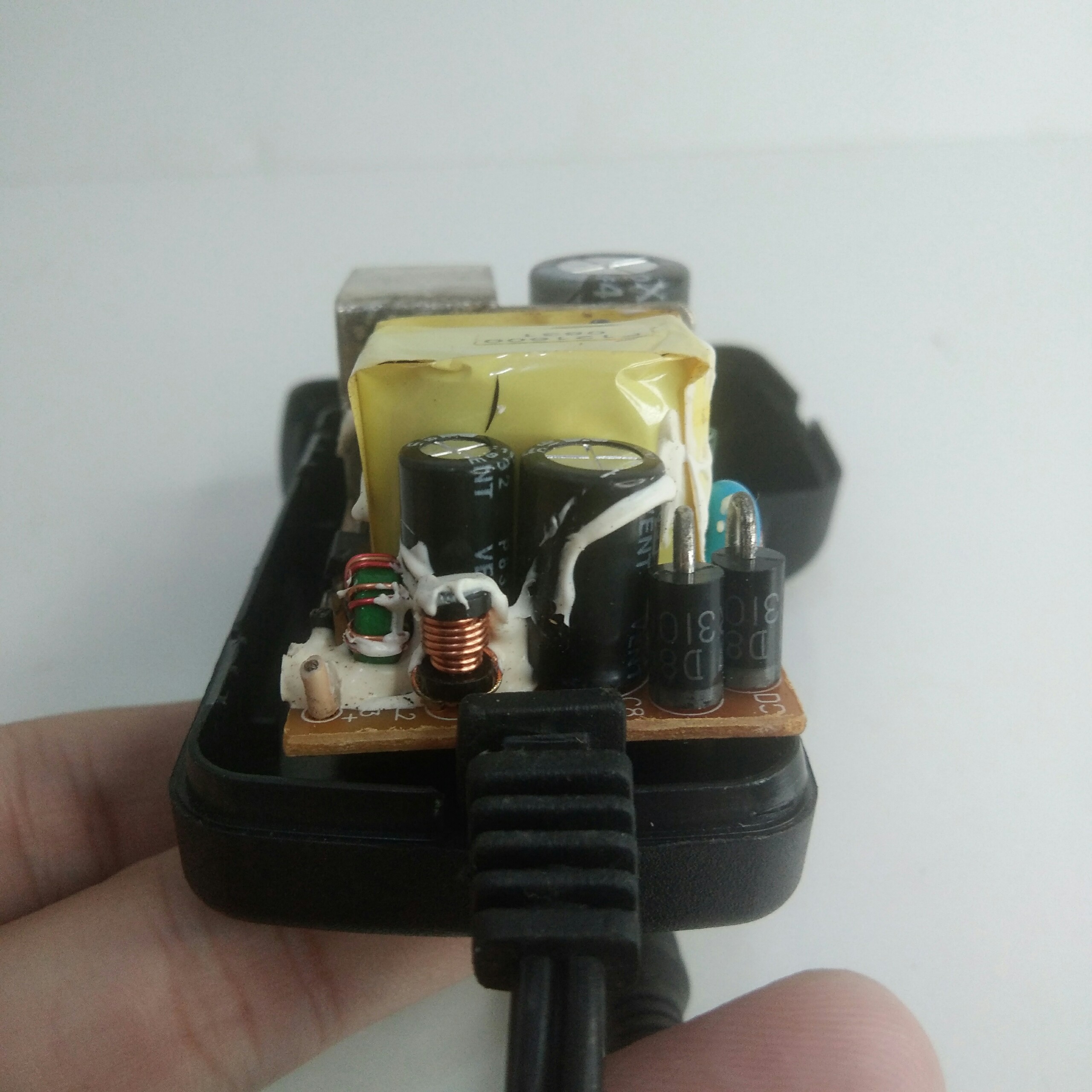 NGUỒN 12V 2A DÙNG CHO CAMERA VÀ CÁC ĐỒ ĐIỆN CÓ CÙNG CÔNG SUẤT ĐẦU DÂY 5.5 LY.HÀNG NHƯ HÌNH