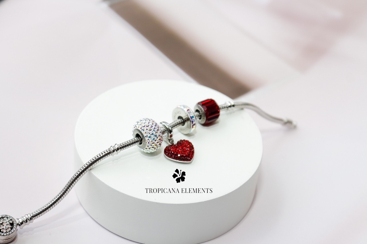 Vòng Tay Tropicana Phối Charm Swarovski Pha Lê Màu Đỏ Ánh Lấp Lánh
