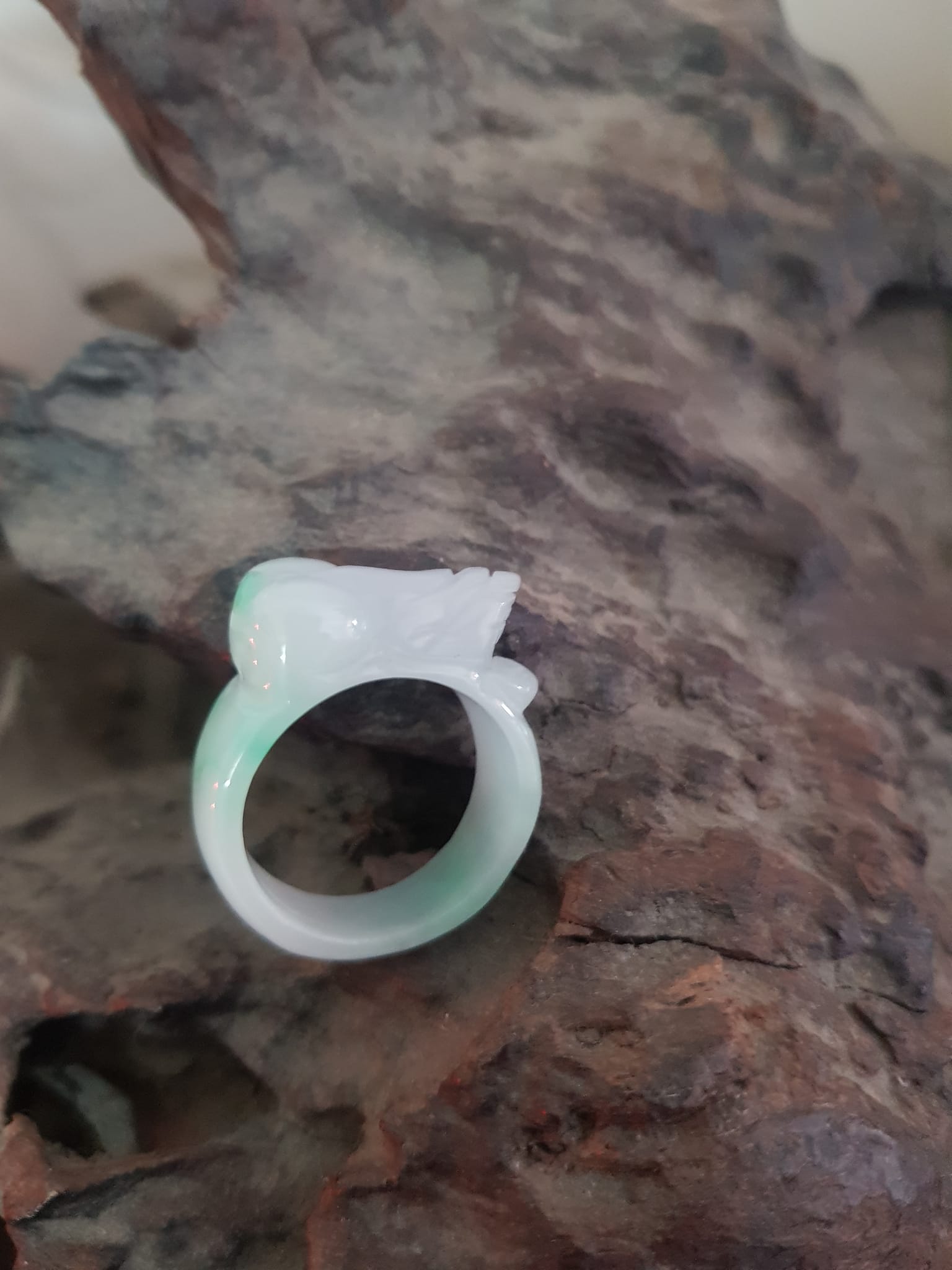 Nhẫn Tỳ Hưu Mới Nam Ni 19mm Đá Cẩm Thạch Tự Nhiên Trắng Xanh nhẹ Bóng Đẹp Size Nhẫn đk 19mm x bản 11mm ạ